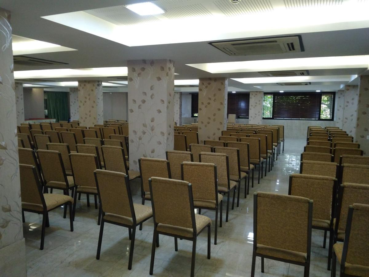 Hotel Maharana Inn Chembur Mumbai Exterior photo